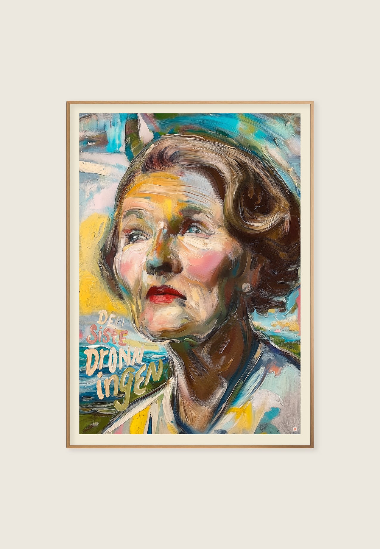 Kunstplakat av Dronning Sonja med teksten Den Siste Dronningen, malt i moderne nordisk stil med blå, gule og rosa fargetoner.