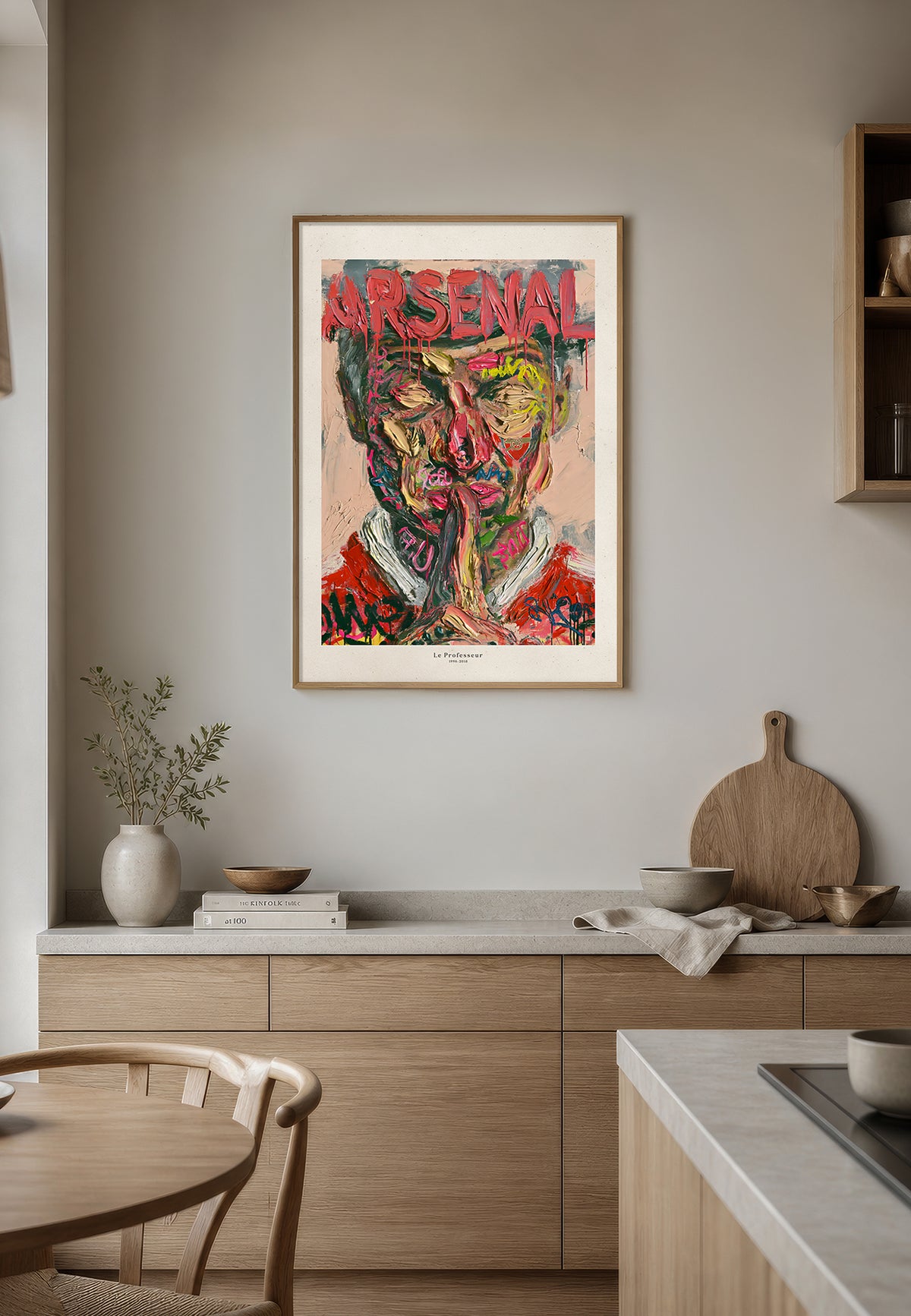 Arsenal – Le Professeur, kunsttrykk fra ISARK med Arsène Wenger, vist i treramme på veggen i et lyst kjøkken.