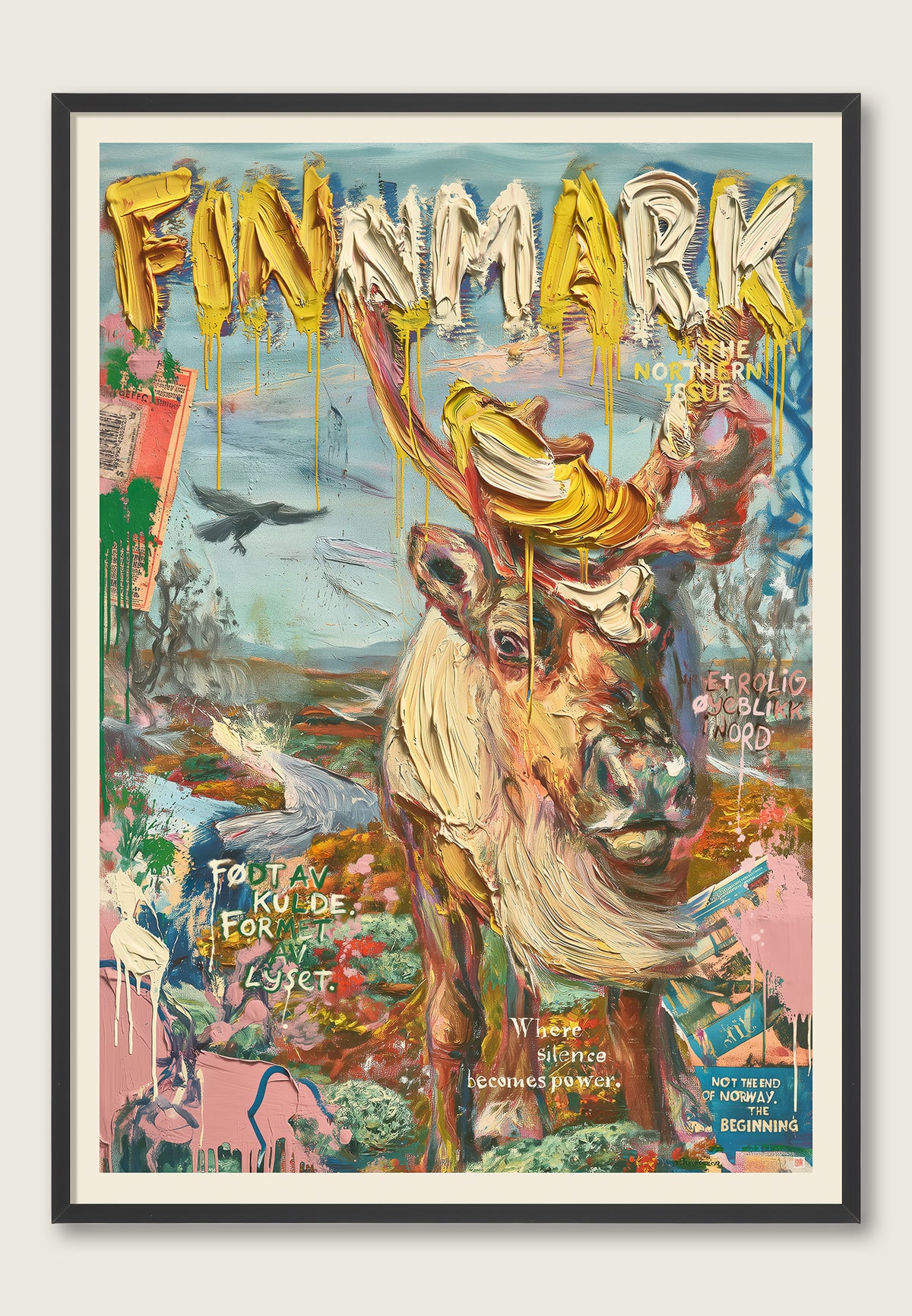 Finnmark – kunsttrykk med reinsdyr, stort gevir og fargerik magasinestetikk, vist i svart ramme.