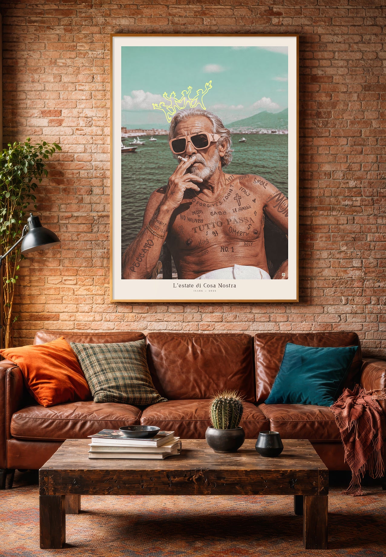 Kunstplakat av eldre mann med sigarett ved sjøen, tatoveringer og håndtegnet krone, i italiensk vintage stil