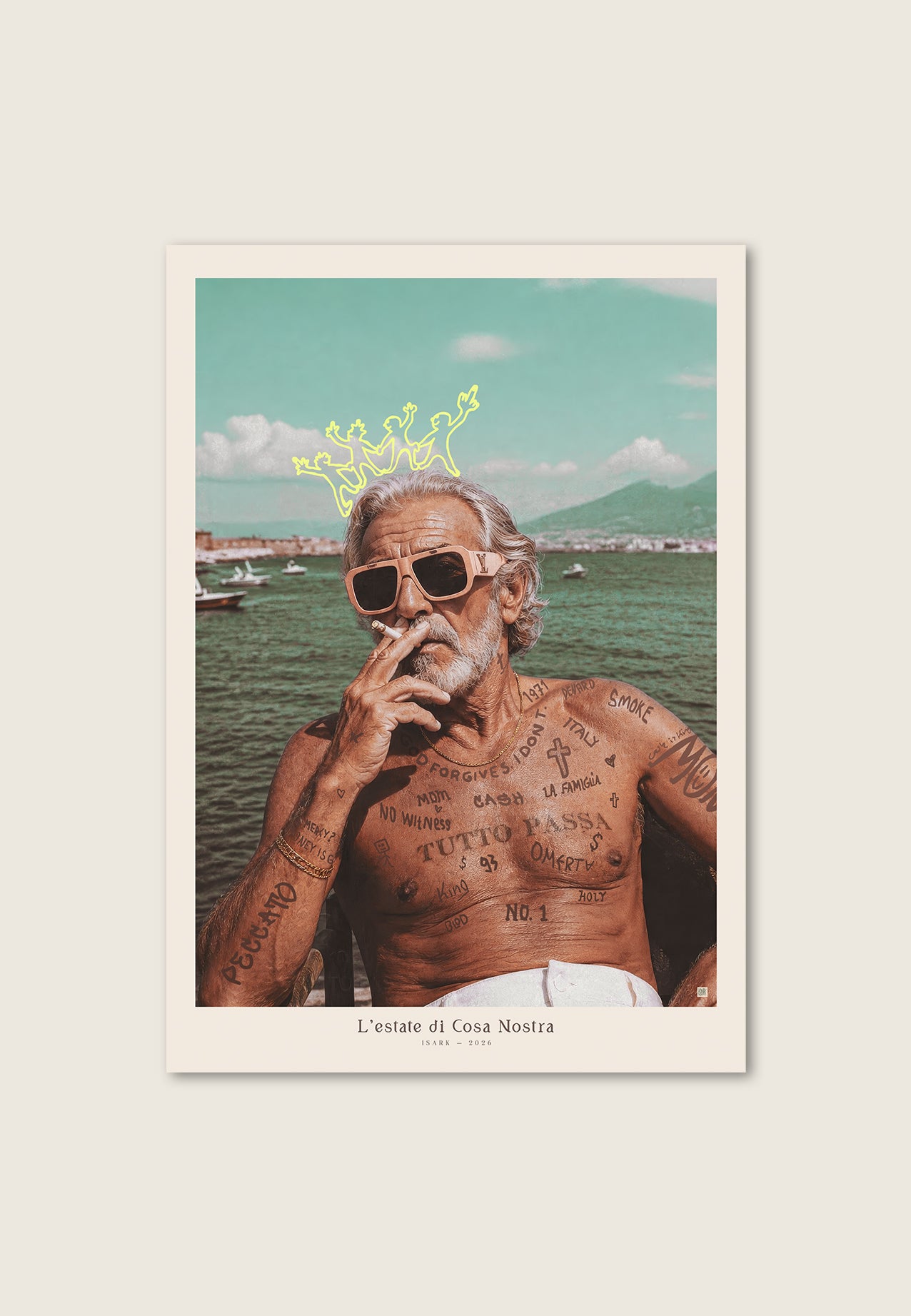 plakat av eldre mann med sigarett ved sjøen, tatoveringer og håndtegnet krone, i italiensk vintage stil.