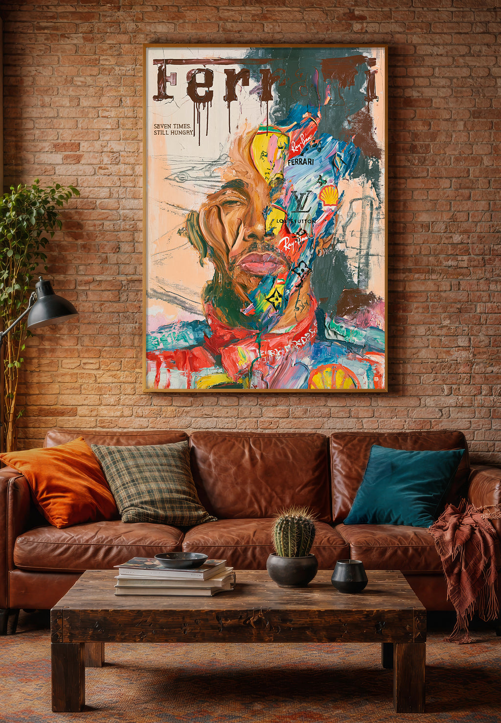 Lewis Hamilton – Ferrari kunsttrykk fra ISARK, vist i treramme på murvegg over en brun skinnsofa.