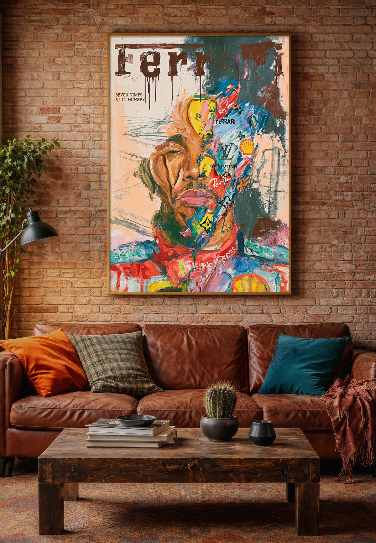 Lewis Hamilton – Ferrari kunsttrykk fra ISARK, vist i treramme på murvegg over en brun skinnsofa.
