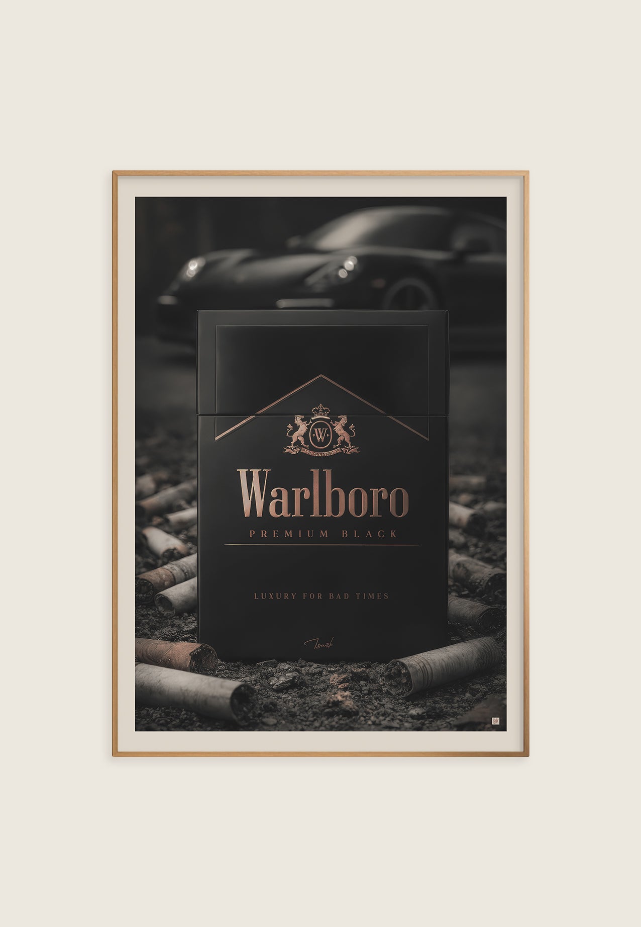 Mørkt kunsttrykk med svart pakke, gulltekst og luksuriøs bakgrunn i dempet lys.